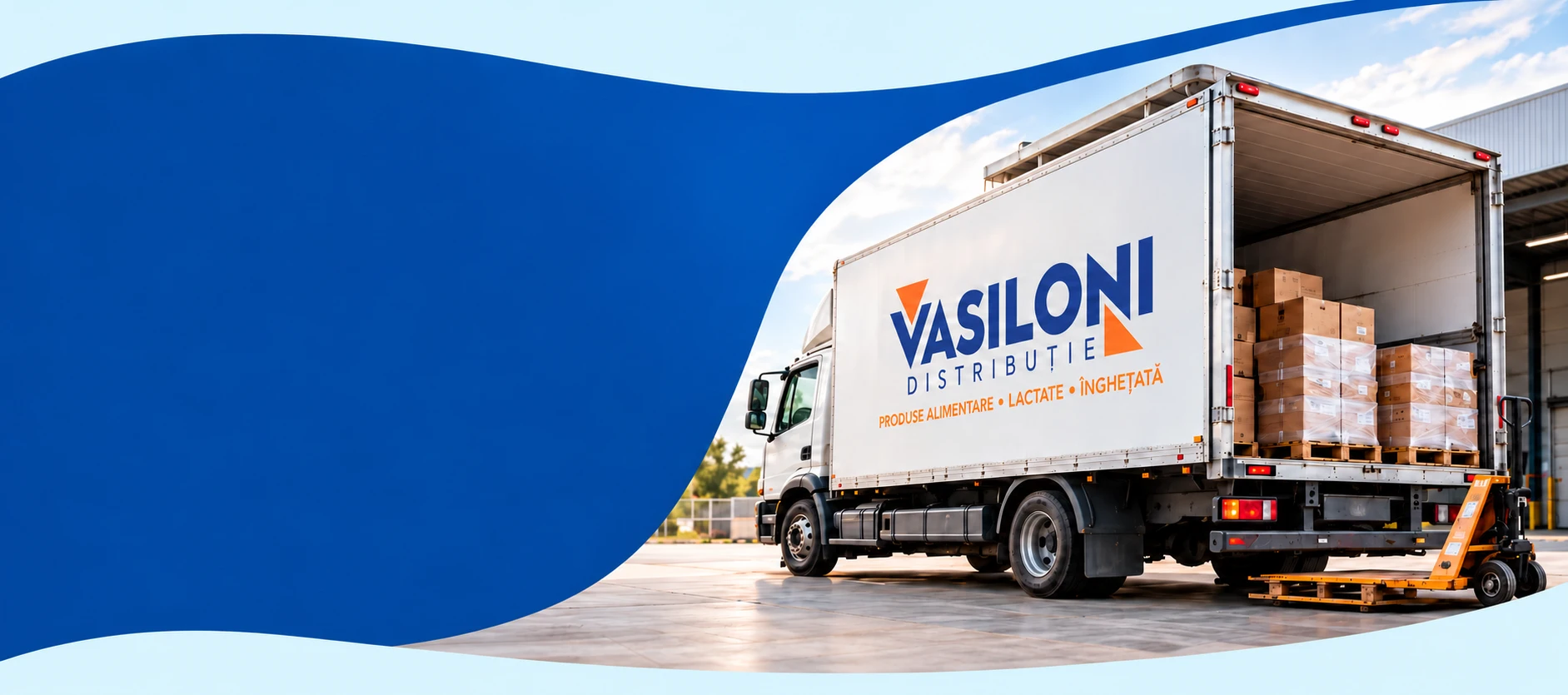 Imagine ilustrativă: camion Vasiloni cu ușile din spate deschise și produse ambalate pentru distribuție